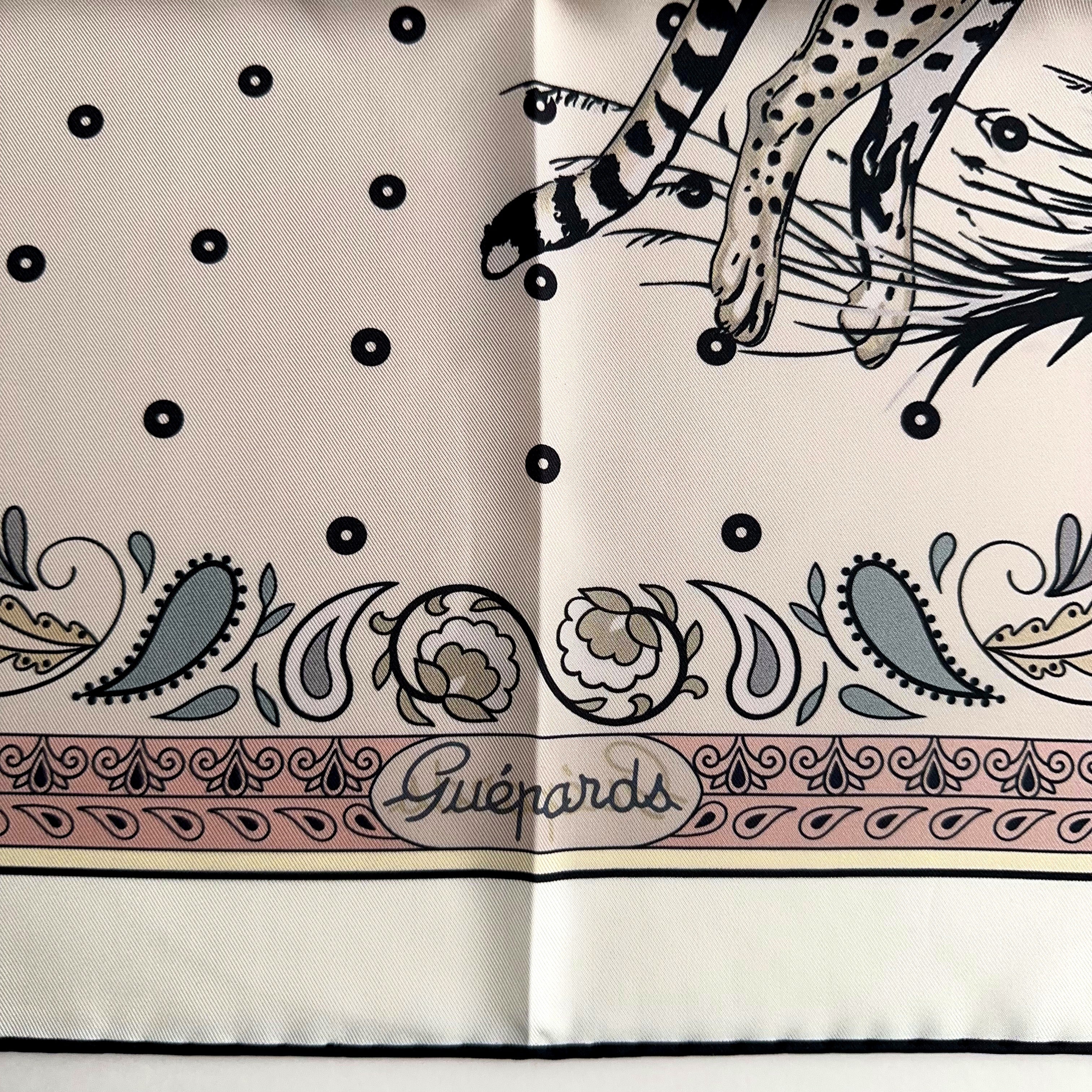 Carré Hermès Guépards Bandana de Robert Dallet, 90 cm soie, détail face verso titre guépards