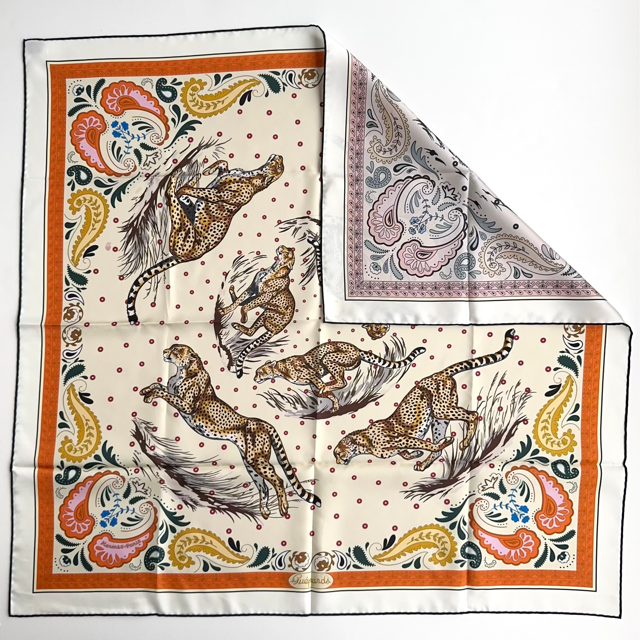 Carré Hermès Guépards Bandana de Robert Dallet, 90 cm soie double face, vue d'ensemble face guépards crème orange brun