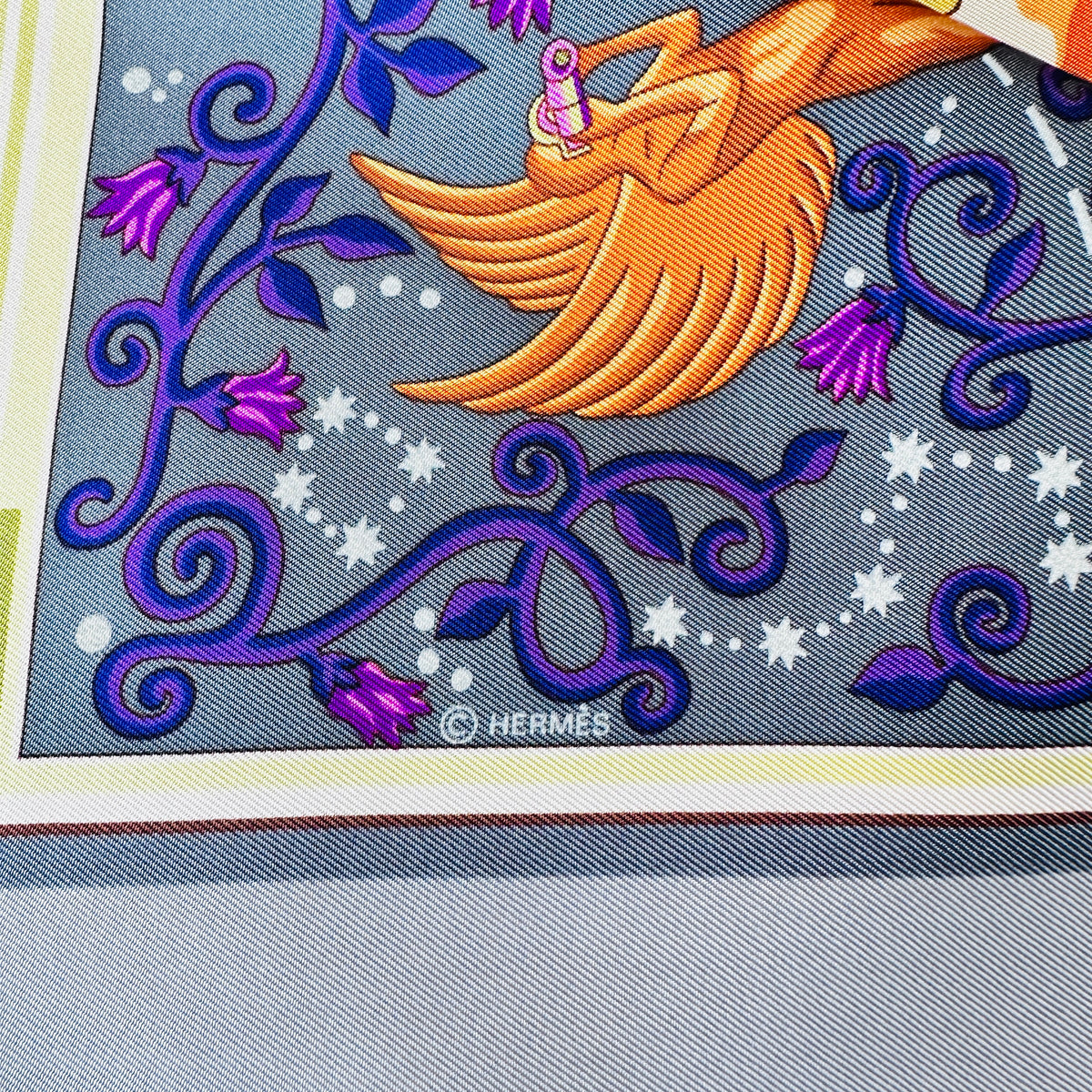 Carré Hermès www.hermes.com Christine Henry 90 cm soie, génie ailé et mention © Hermès