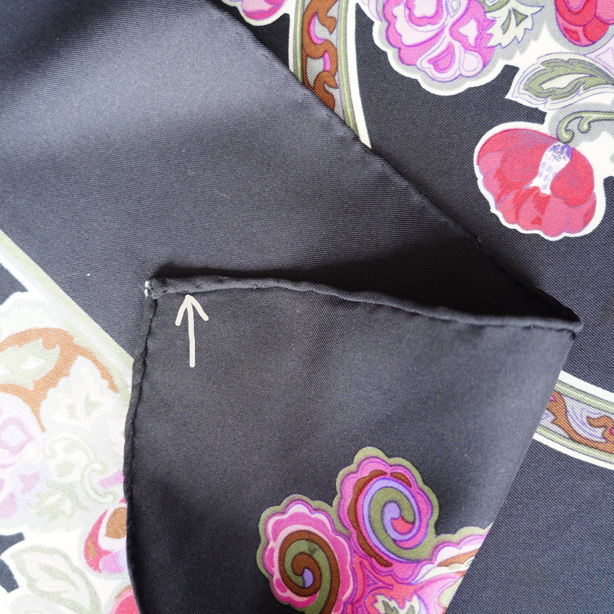 transparence produit : zoom sur un petit défaut du foulard, couture legerement decousue