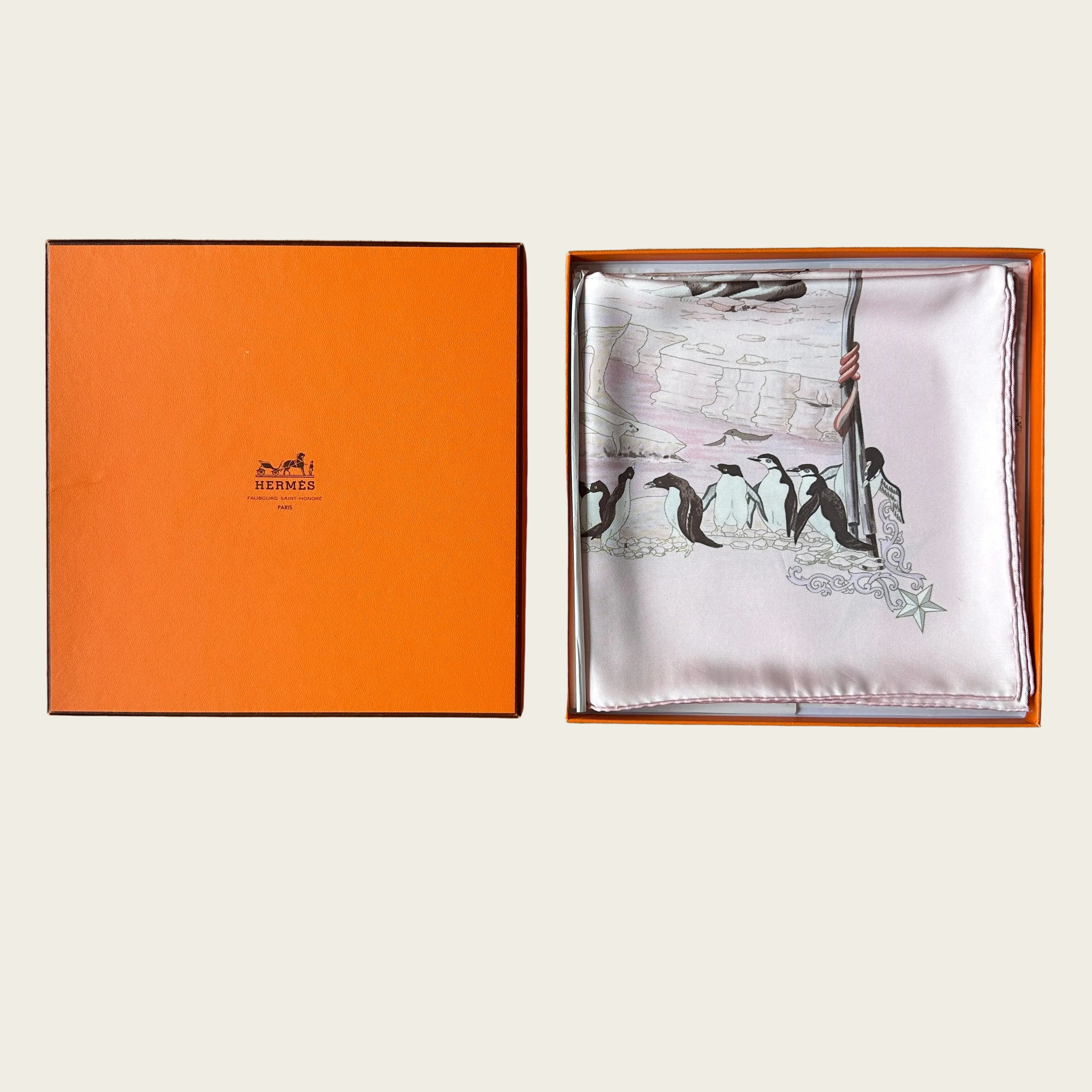 Le foulard Hermès Shackleton soigneusement plié dans sa boîte orange d'origine.