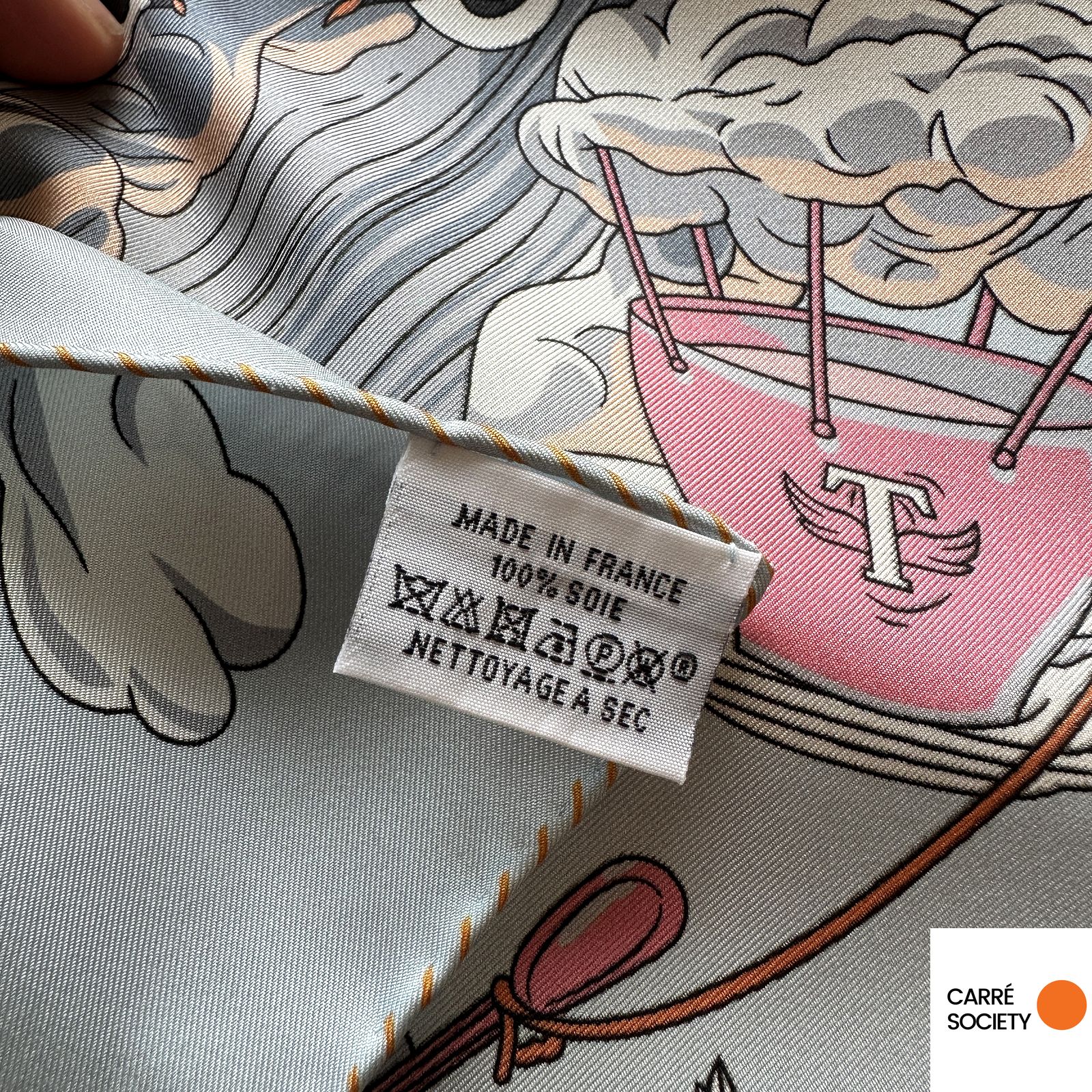 Étiquette de composition 100% soie – made in France – foulard Hermès