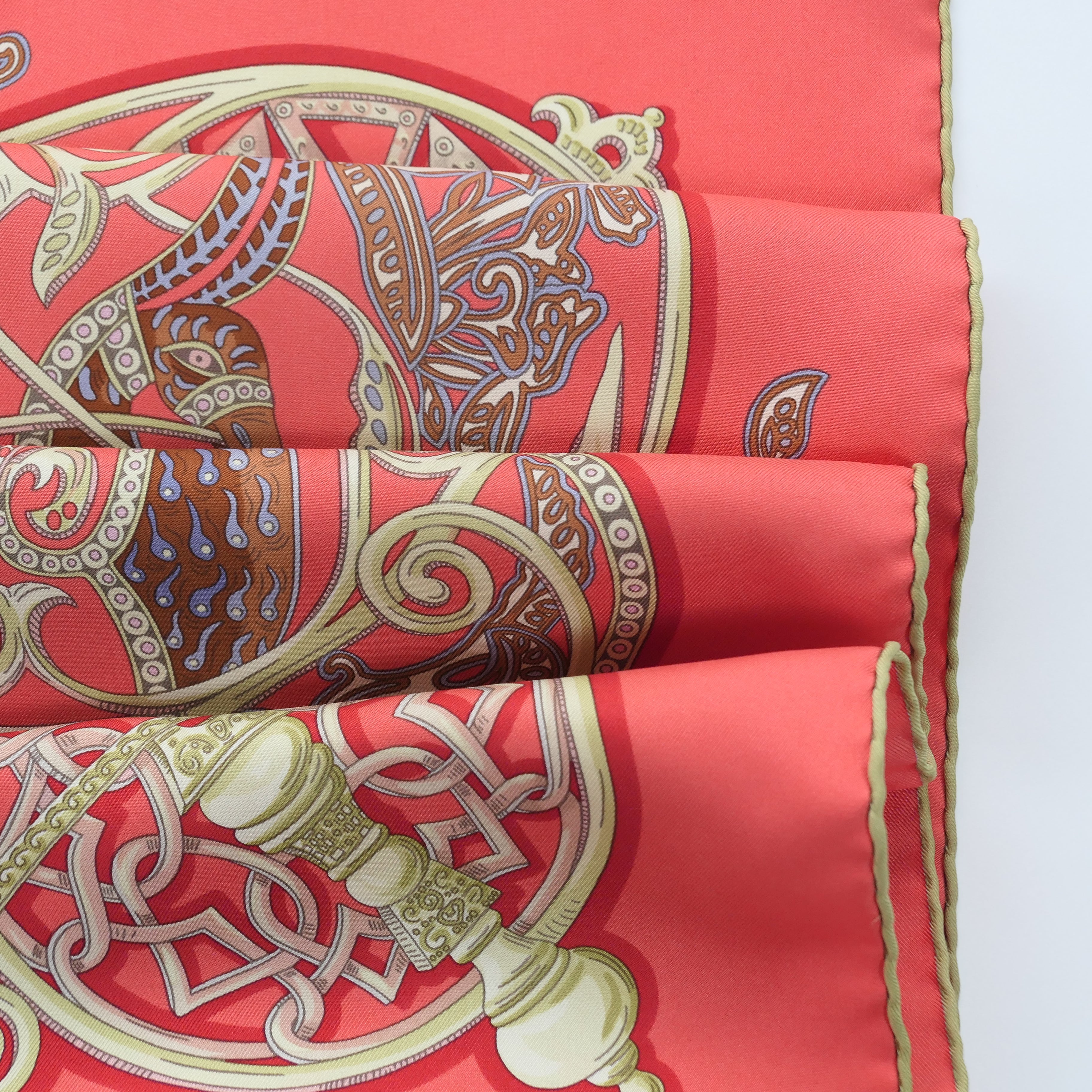 Détail du roulotté main sur foulard Hermès La Charmante aux Animaux