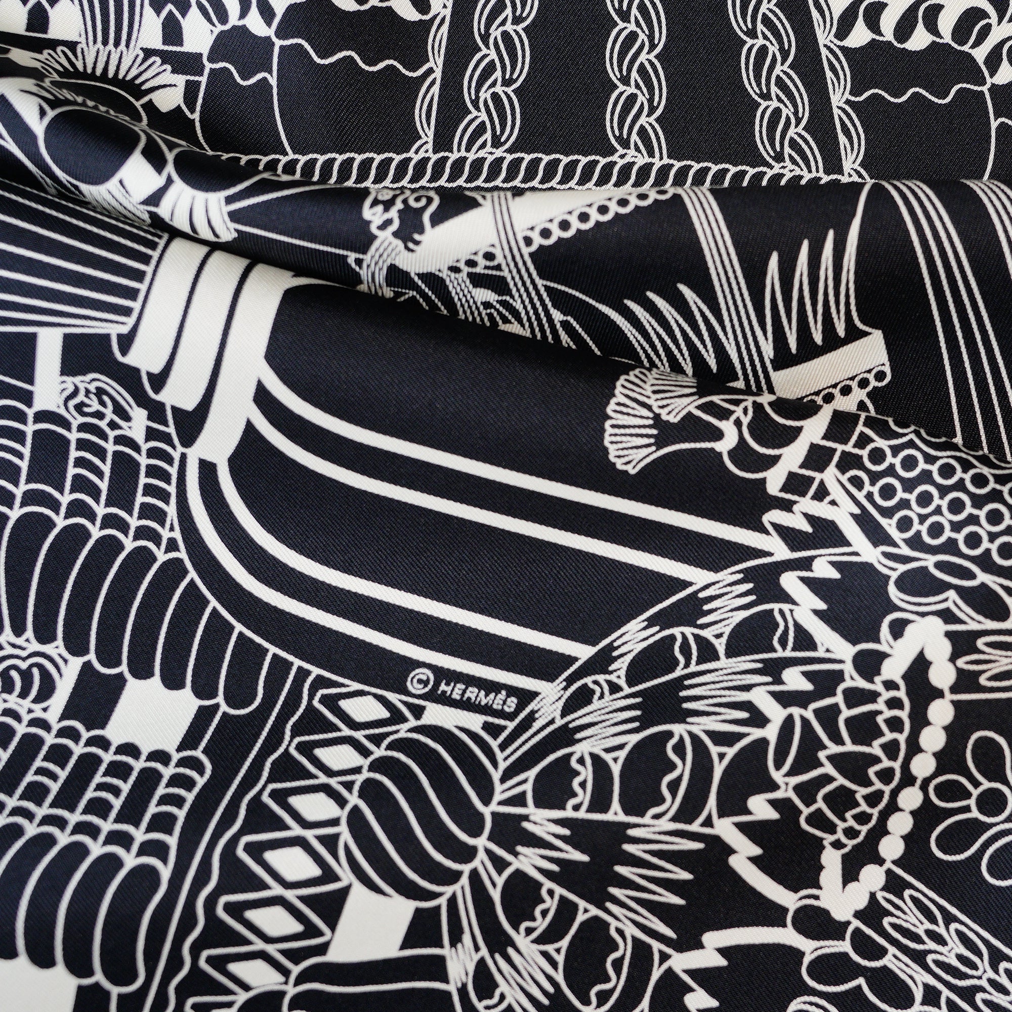 Détail du modèle La Pâtisserie Française  avec logo du copyright Hermès dans le dessin 