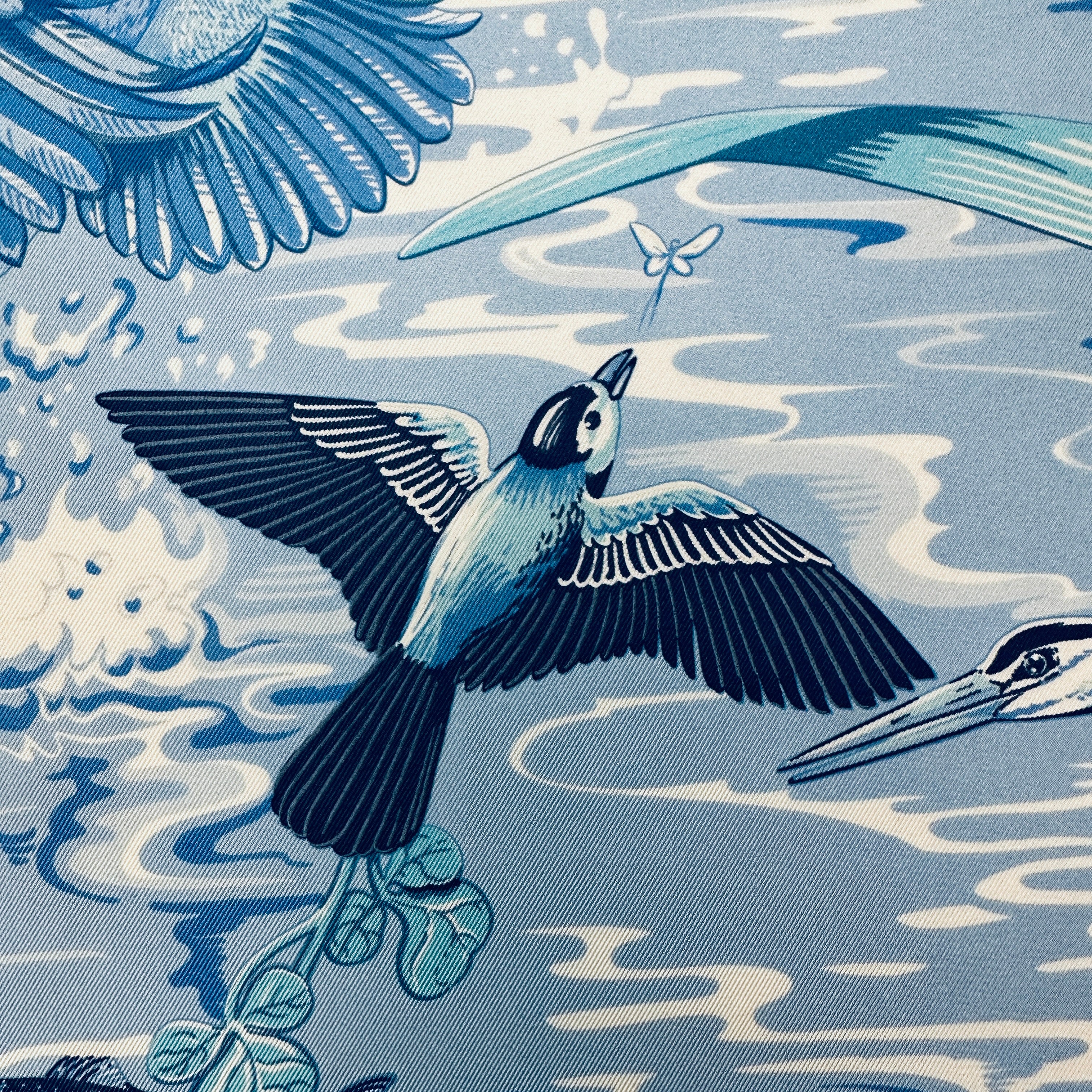 dessin d'oiseau et papillon sur le foulard hermes au bord de l'eau bleu