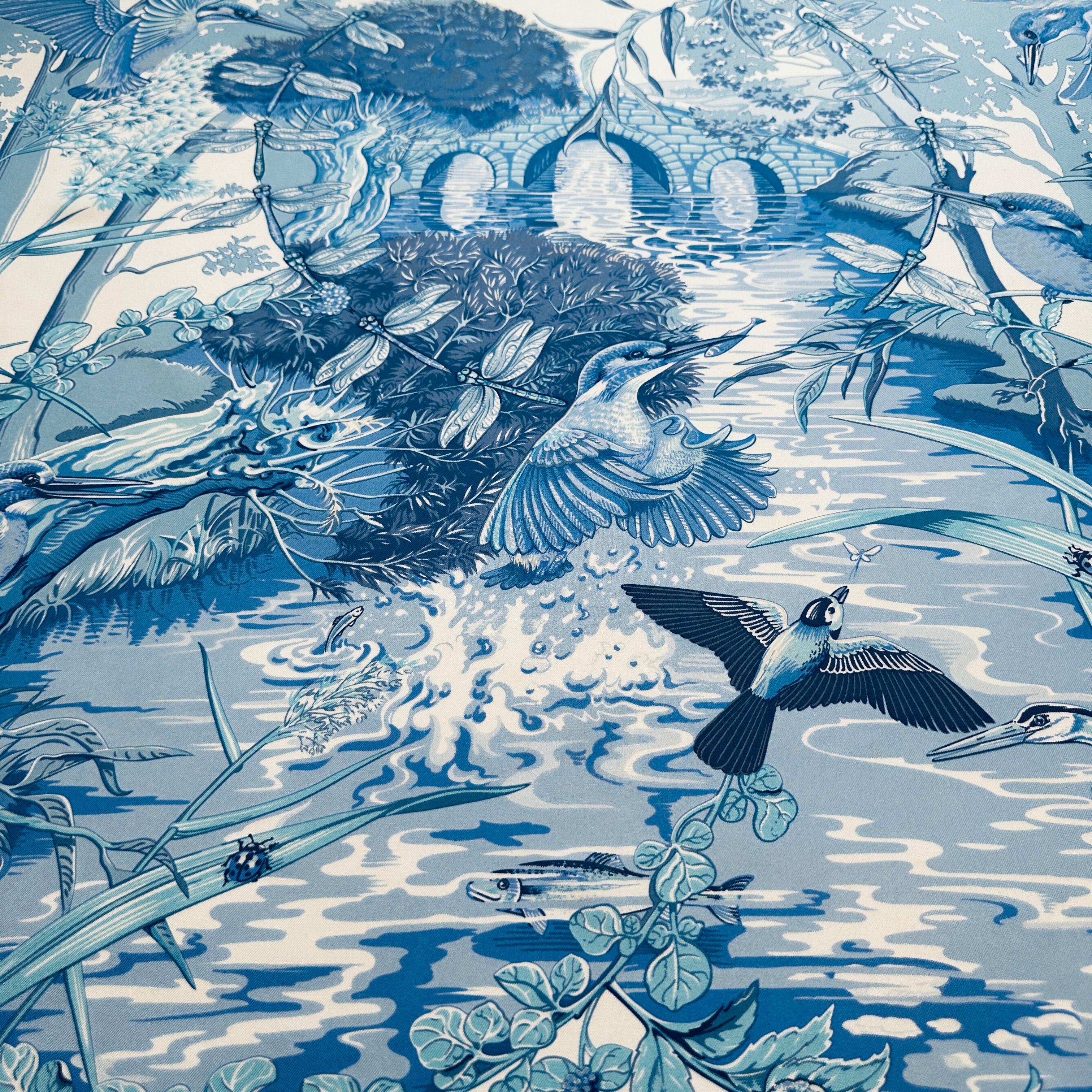 dessins d'oiseaux au dessus de l'eau