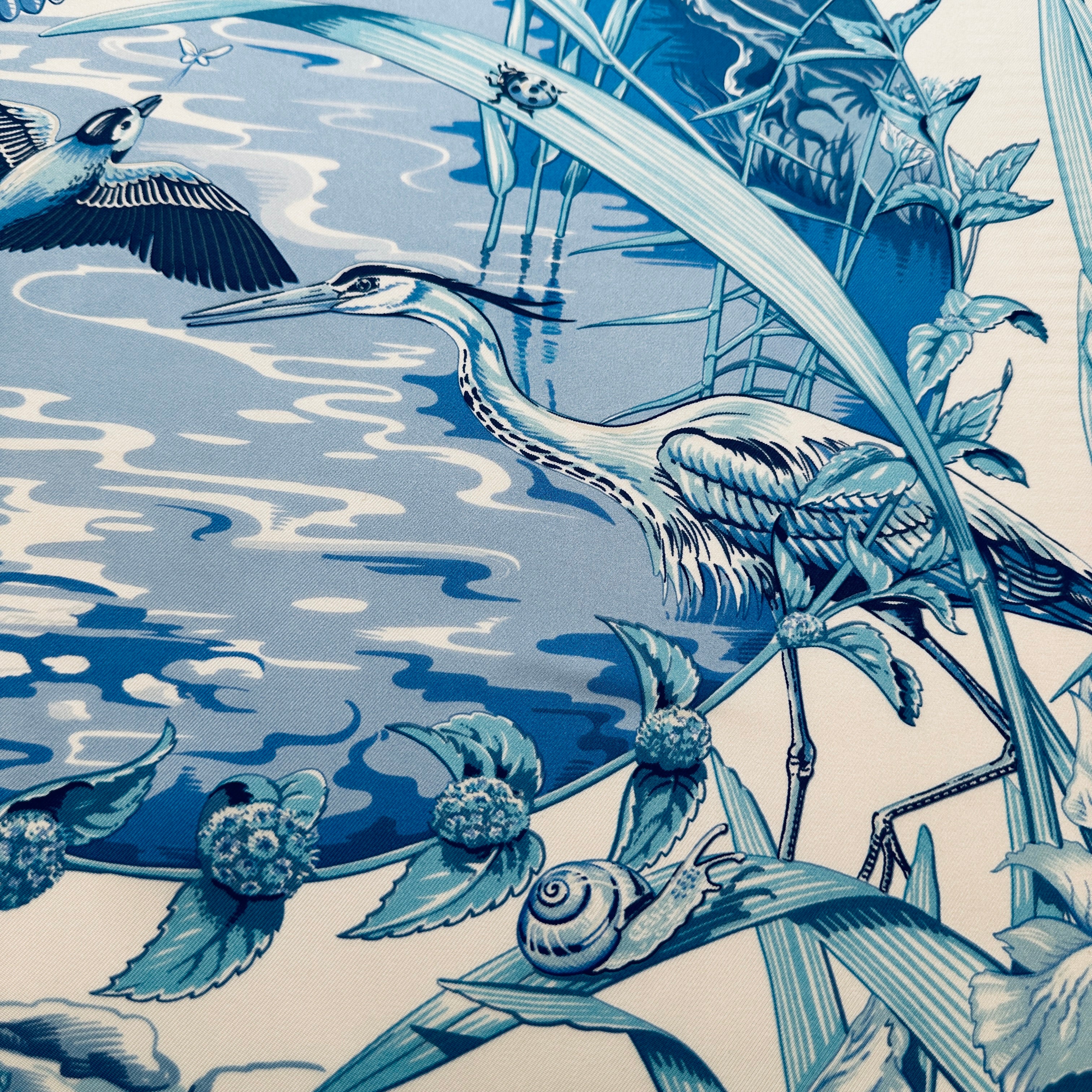 detail du foulard hermes au bord de l'eau bleu dessin de heron 