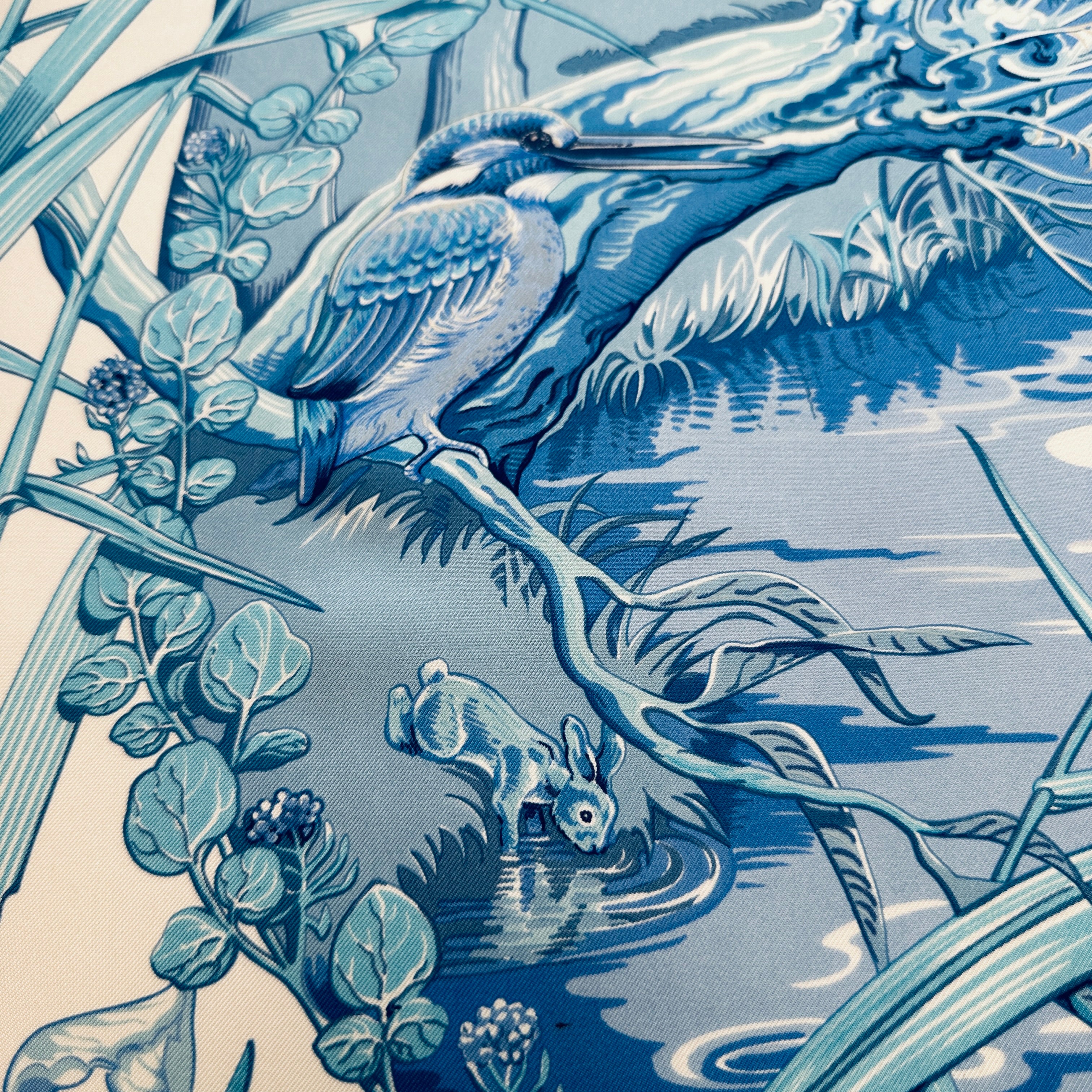 foulard hermes au bord de l'eau bleu detail de lapin buvant de l'eau