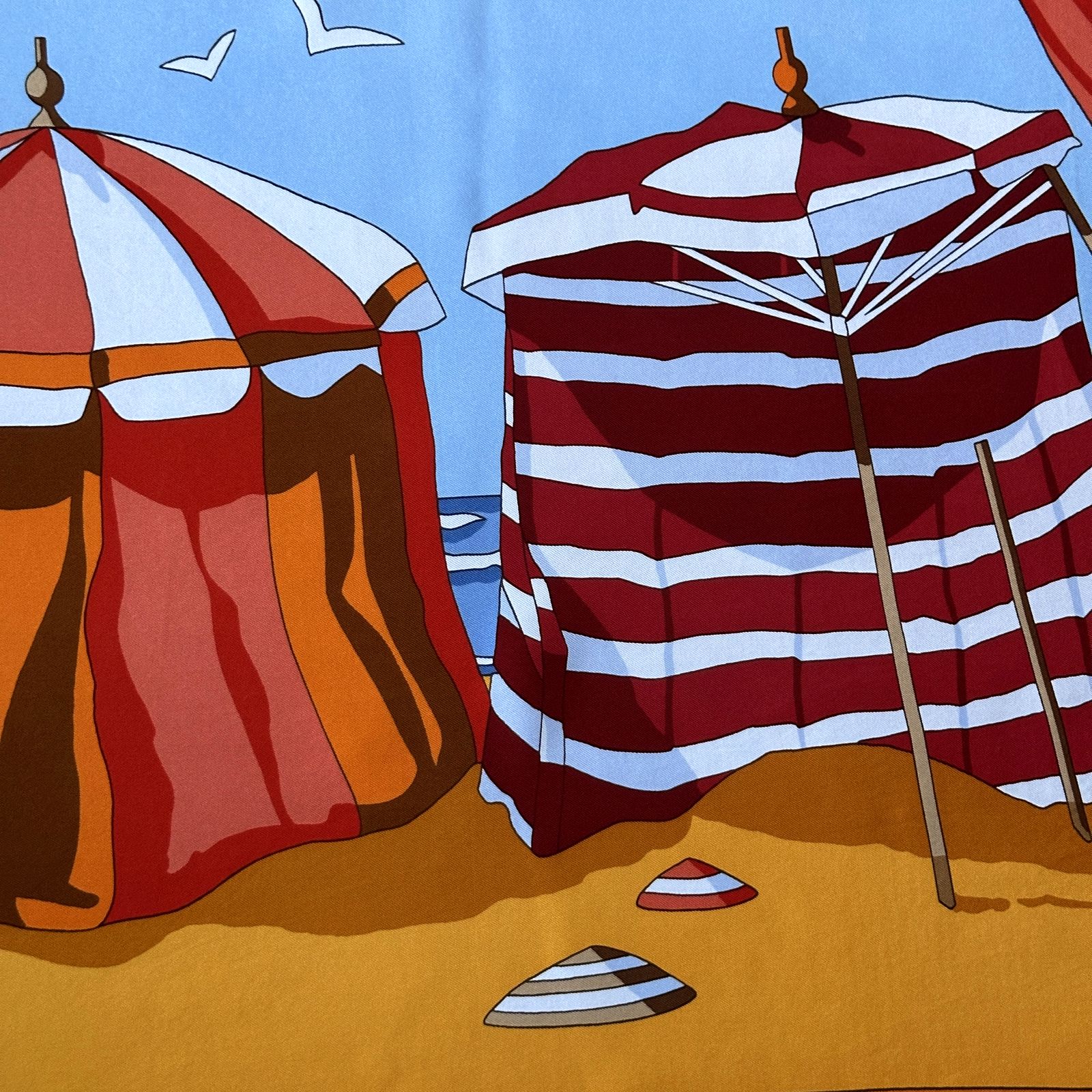 Cabines de plage rayées rouges et bleues sur le carré Hermès Charmes des Plages Normandes II